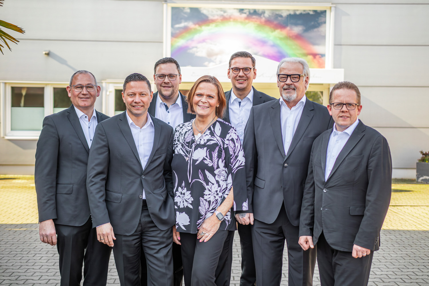 Zarte weiße Lilien vor weichem, hellem Himmel